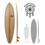 abla de surf Dream Catcher de madera hueca, mostrada en vistas frontal y lateral con configuración triquilla y silueta de surfista para escala.
