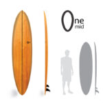 Tabla de surf One Mid de madera, mostrada en vista frontal y lateral junto a una silueta humana para escala.
